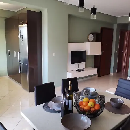 Quiet In A Private House Λουτράκι
